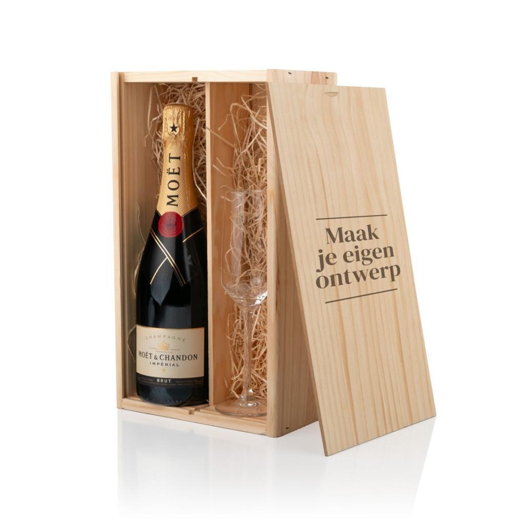 Houten kist met fles Moët en Chandon en champagneglas, deksel met eigen gravure