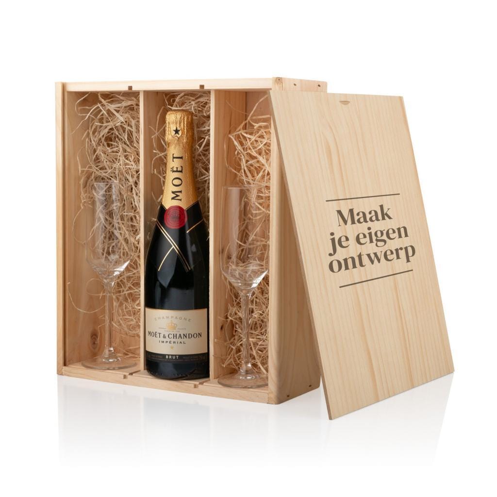 Houten kist met fles Moët en Chandon en twee champagneglazen, deksel met eigen gravure