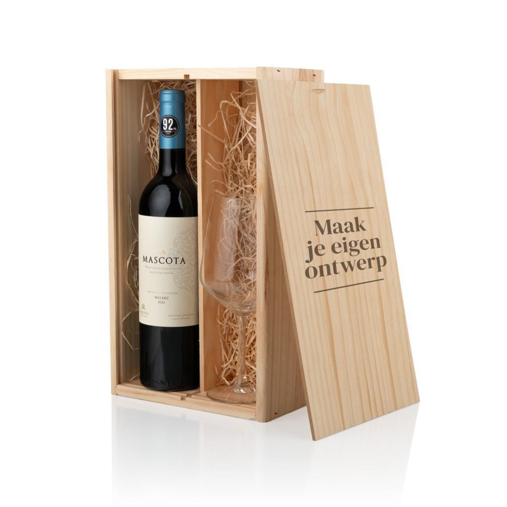 Houten kist met fles La Mascota Malbec en wijnglas, deksel met eigen gravure