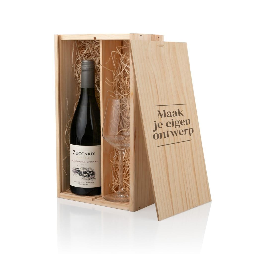 Houten kist met fles Zuccardi Serie A en wijnglas, deksel met eigen gravure
