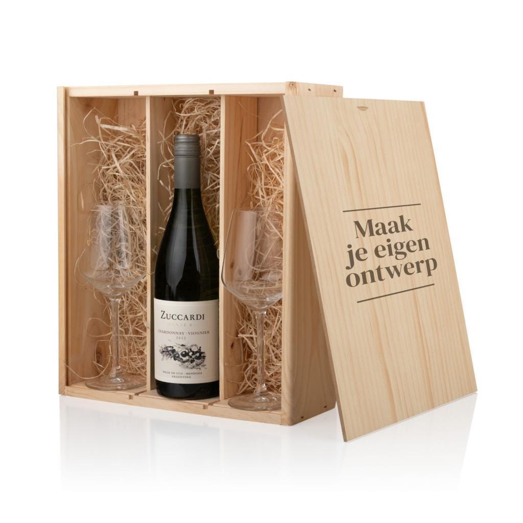 Houten kist met fles Zuccardi Serie A en twee wijnglazen, deksel met eigen gravure