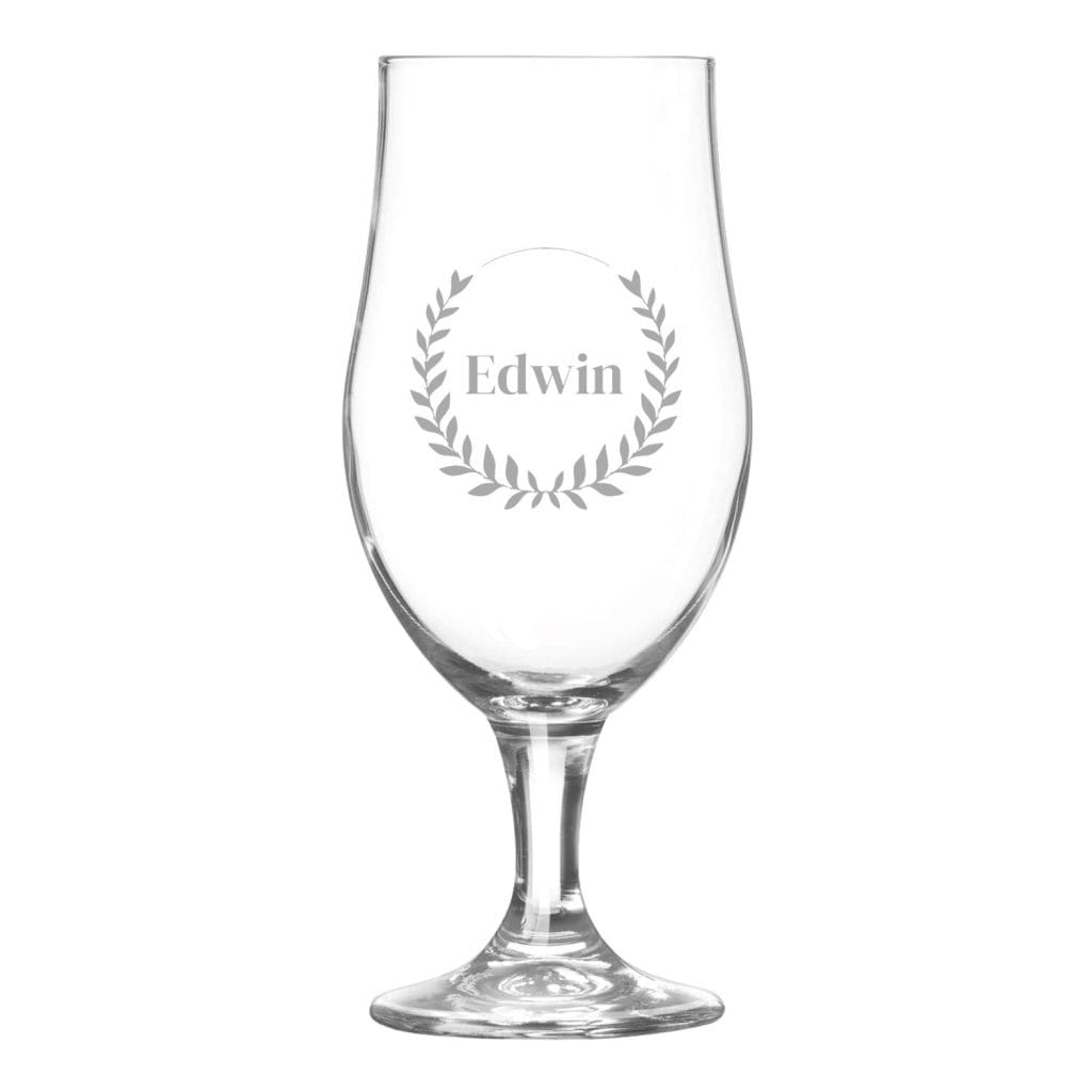Bierglas op voet gegraveerd met de naam Edwin in een lauwerkrans