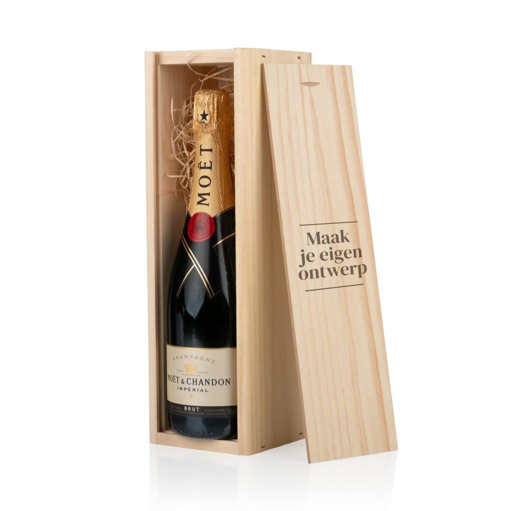 Houten champagnekist met gegraveerd deksel en fles Moët en Chandon